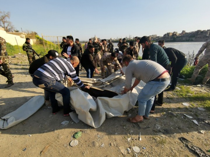 العراق.. نحو مئة قتيل إثر غرق عبارة بنهر دجلة- (صور وفيديوهات)  منذ 10 ساعات العراق.. نحو مئة قتيل إثر غرق عبارة بنهر د 14-10