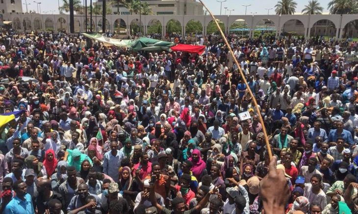 مواجهات بين الجيش والأمن في الخرطوم واستمرار اعتصام المحتجين والسلطات تحجب مواقع التواصل ـ صور وفيديوهات القدس العربي