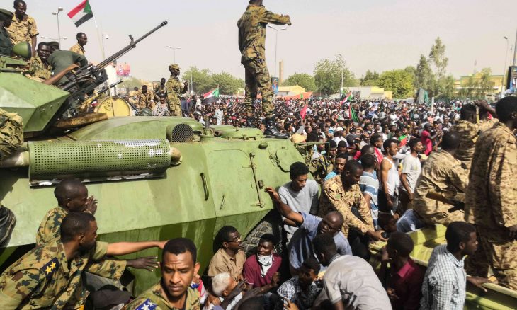 وزير الدفاع السوداني يعلن اقتلاع النظام واعتقال البشير ومجلس عسكري لإدارة البلاد صور وفيديوهات القدس العربي