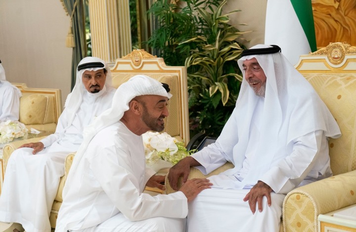 الرئيس الإماراتي يظهر بعد غياب لسنوات كيف بدا صور وفيديو القدس العربي