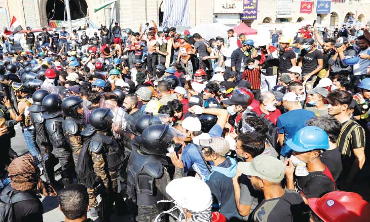 متظاهرو العراق يخوضون «معركة الجسور»… واتهام لخامنئي بإصدار فتوى لقتل المحتجين  منذ ساعتين متظاهرو العراق يخوضون «معركة الجس -7