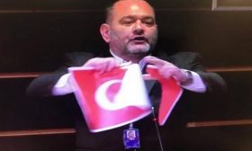أنقرة تفتح تحقيقا ضد نائب يوناني مزق العلم التركي