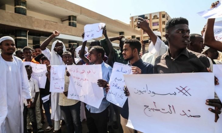 سودانيون يتظاهرون في الخرطوم تنديدا بلقاء البرهان ونتنياهو- (صور وفيديوهات)