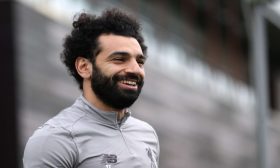 خطأ فادح من محمد صلاح خلال ترويجه لهاتف ذكي- (صور)