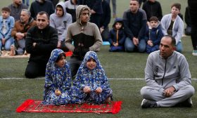 العيد في فلسطين.. الفسيخ والكعك على الموائد والملابس البيتية بدل الجديدة