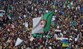 ليبراسيون: الحراك الجزائري يستعد للعودة إلى الشارع بعد انتهاء إجراءات الحجر العام