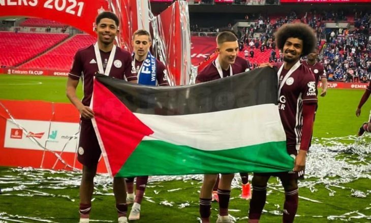 لوح به لاعبان لماذا لم تنشر وكالات الأنباء صور العلم الفلسطيني في نهائي كأس إنكلترا القدس العربي