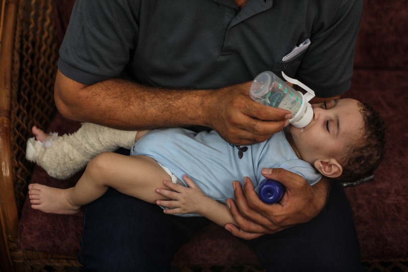 الفلسطيني محمد الحديدي استيقظ على مجزرة طالت عائلته ولم يتبق له سوى طفله عمر Gaz-9-scaled