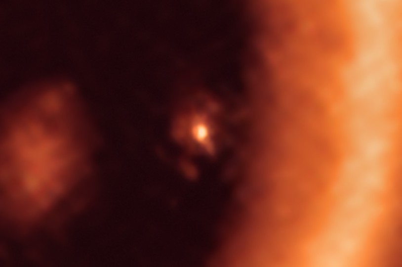 أبيض و أسود     ميديا     فضائيات   ولادة قمر.. العلماء يرصدون بدء تكوين ثلاثة توابع حول كوكب جديد  صحراء أتاكاما (تشيلي) 2021-07-22_18-10-18_861130