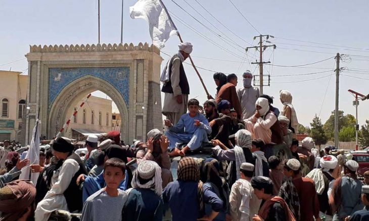 طالبان تتقدم نحو كابول… والولايات المتحدة وبريطانيا تعجِّلان بإجلاء الآلاف من أفغانستان  منذ يوم واحد طالبان تتقدم نحو كابول Taliban13-8-21-730x438
