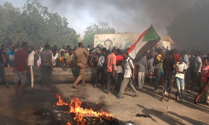 السودان على صفيح ساخن.. طوارئ واعتقالات وحل مؤسسات واحتجاجات 20211025191831afpp-afp_9qe4hk.h-730x438