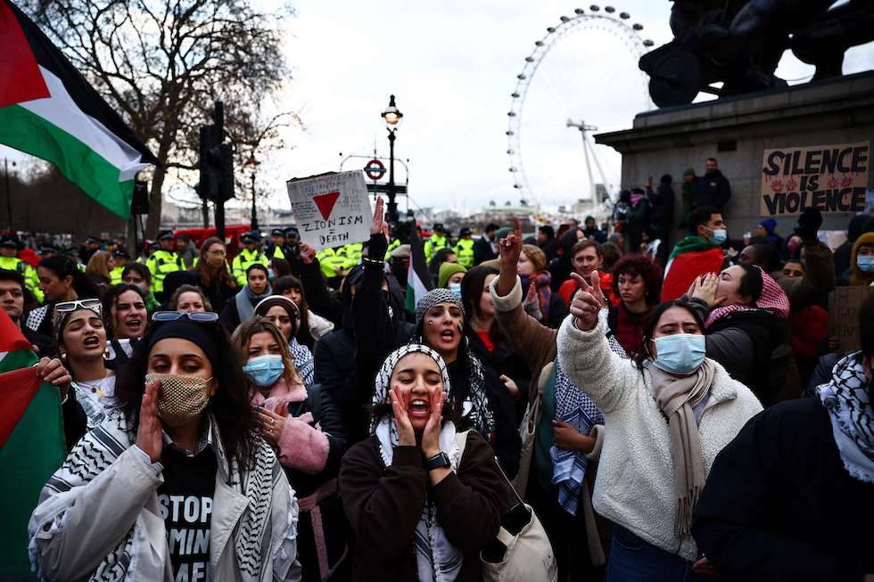 مسدود کردن پل مقابل پارلمان انگلیس در لندن توسط حامیان فلسطین