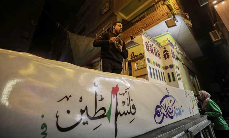 “فلسطين في القلب”.. عبارة تزين أكبر مجسم لفانوس رمضاني في مصر- (شاهد)