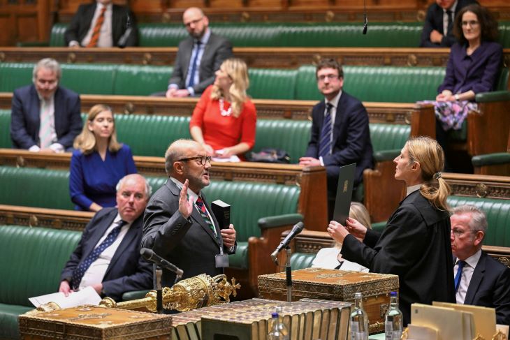  غالاوي يؤدي اليمين كنائب جديد في البرلمان البريطاني وسط “هيستيريا” تحذيرات من استعمال منبره لانتقاد إسرائيل