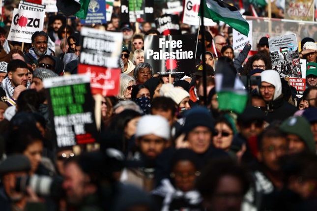 أوبزيرفر: رسالة وتحذير من وصم ساسة بريطانيا للتظاهرات المؤيدة للفلسطينيين بالتطرّف