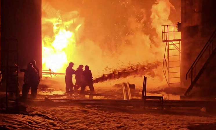 روسيا تعلن اشتعال النيران في خزان للنفط بعد هجوم لمسيّرة أوكرانية في منطقة حدودية- (فيديو)