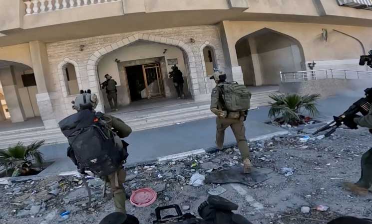 مشاهد قاسية توثق قتل جنود الاحتلال مسنا فلسطينيا أعزل داخل منزله في غزة- (فيديو)