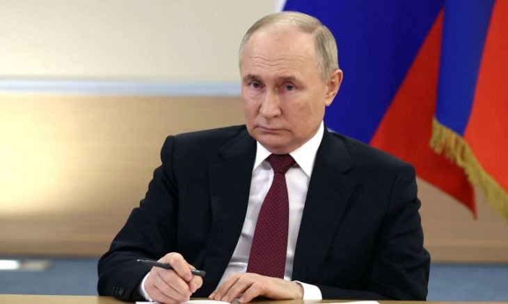 روسيا تتجه الى صناديق الاقتراع: بوتين رئيسا قبل الانتخابات وبعدها