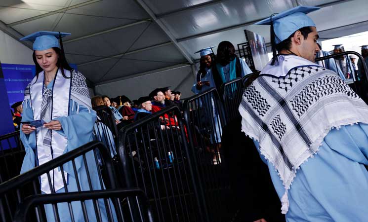 طلاب مؤيدون لفلسطين يرتدون الكوفية في مراسم التخرج بجامعة كولومبيا