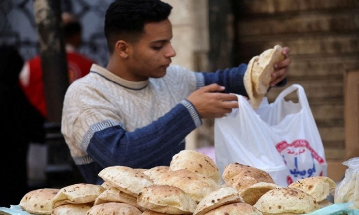 بدء تطبيق زيادة أسعار الخبز المدعم في مصر غدا.. وأحزاب المعارضة تعتبرها  جريمة في حق الفقراء