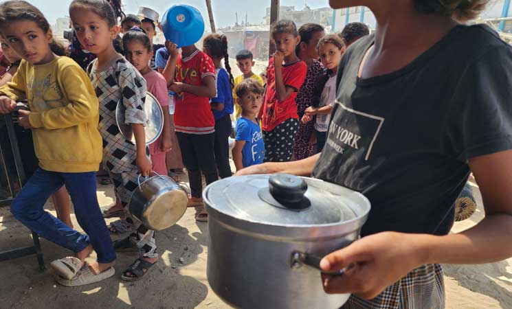 متطوعون من “المطبخ العالمي” يوزعون وجبات طعام في خان يونس 10ipj-8