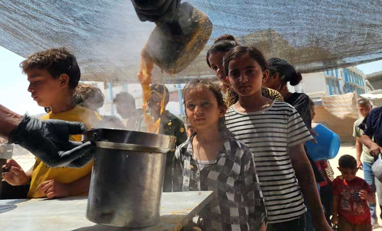 متطوعون من “المطبخ العالمي” يوزعون وجبات طعام في خان يونس 11ipj-9
