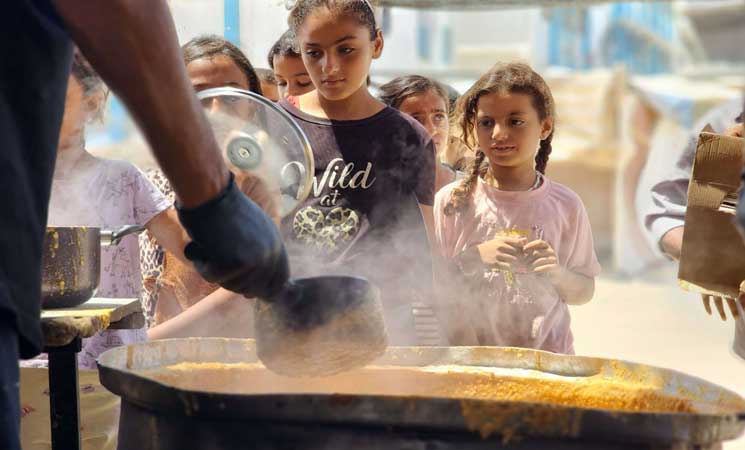 متطوعون من “المطبخ العالمي” يوزعون وجبات طعام في خان يونس 12ipj-9