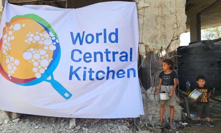 متطوعون من “المطبخ العالمي” يوزعون وجبات طعام في خان يونس 15ipj-8