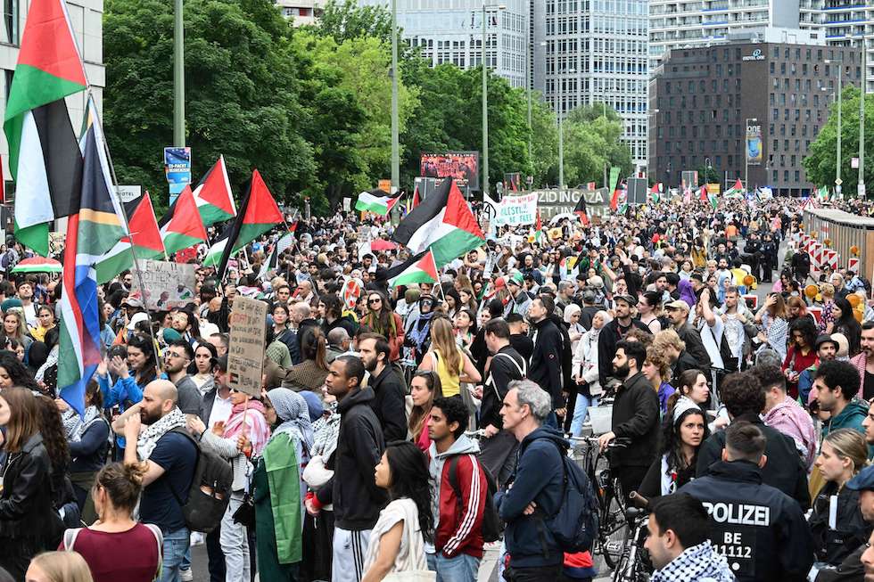 صدامات بين الشرطة ومتظاهرين خلال مسيرة لدعم فلسطين في برلين- (فيديو)