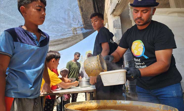متطوعون من “المطبخ العالمي” يوزعون وجبات طعام في خان يونس 4ipj-9