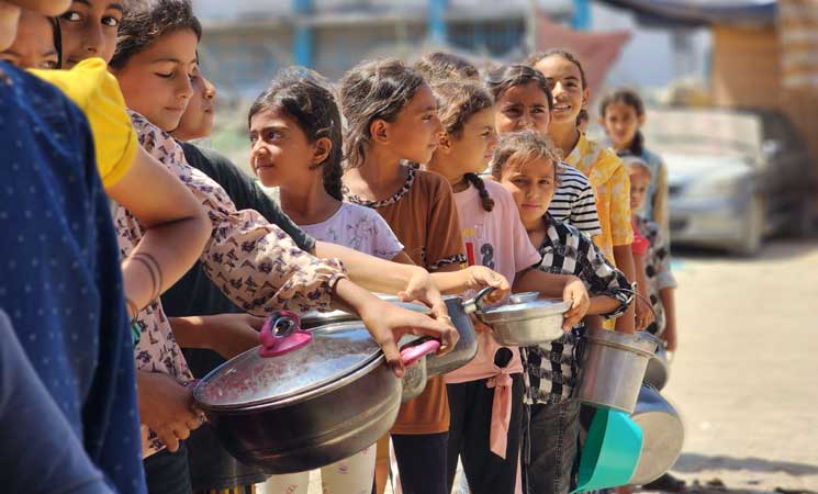 متطوعون من “المطبخ العالمي” يوزعون وجبات طعام في خان يونس 9ipj-9