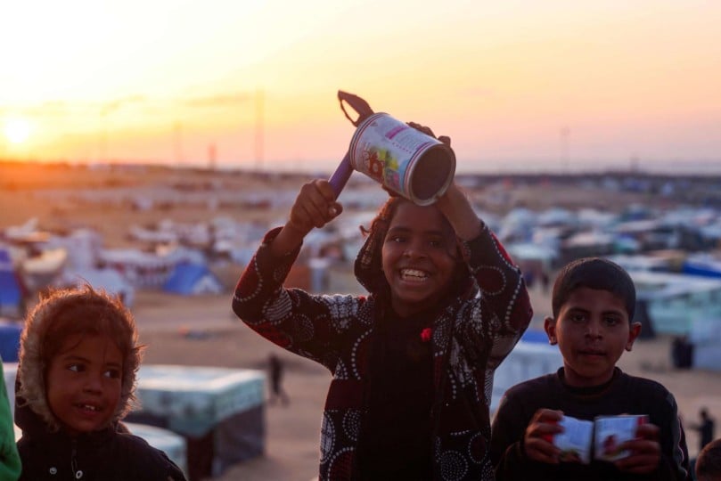 سكان غزة يأكلون الخبز بطعم السوس والديدان.. الحصار الإسرائيلي يستهدف البطون الخاوية ويهدد الأطفال