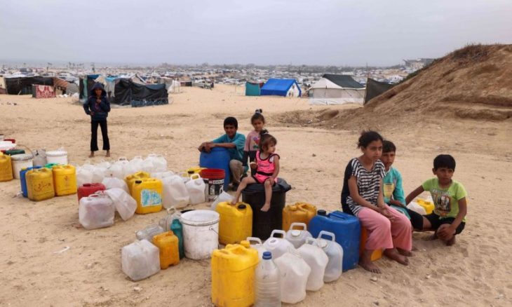 غزيون يطورون آلية لتحلية مياه البحر في ظل الحصار Gaza-water-kids-refugees-730x438