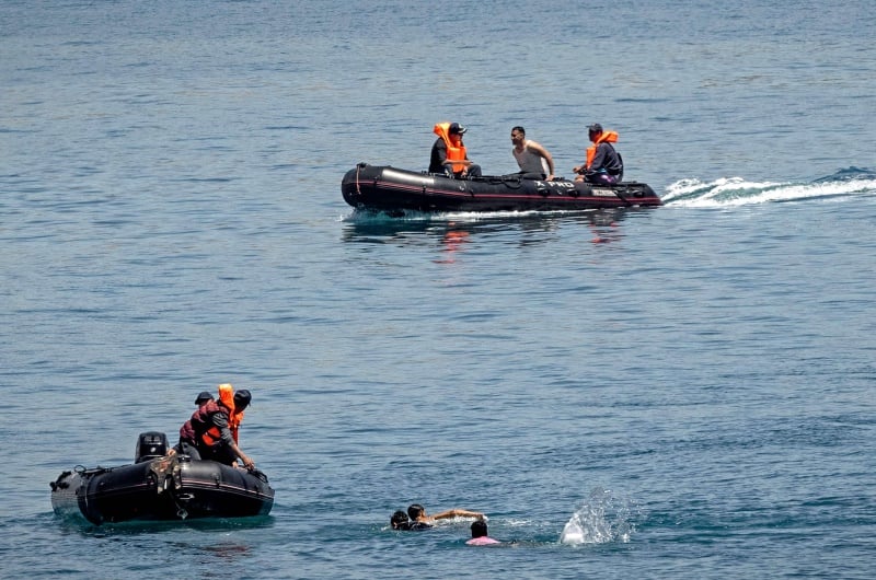 المغرب.. إنقاذ 3 لاعبي من نادي اتحاد طنجة وفقدان 2 بحادثة غرق