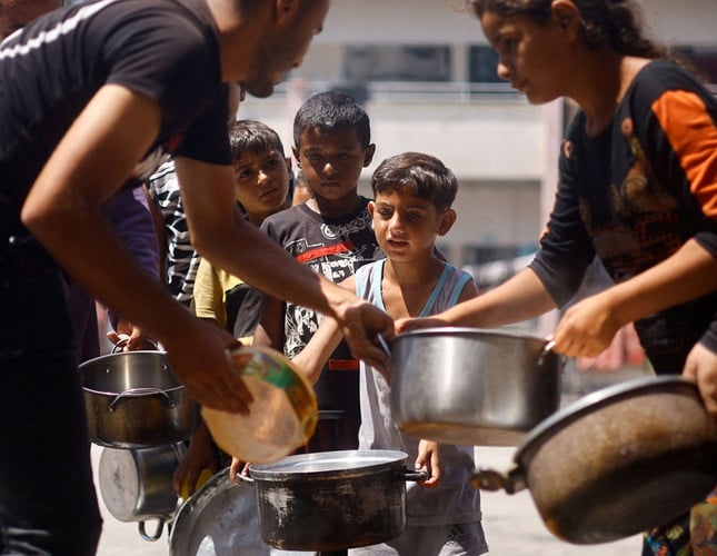 الجوع ينهش أجساد الغزيين.. الأطفال يشتهون تناول اللحوم.. والشبان يتكبّدون المشاق لتوفير الماء