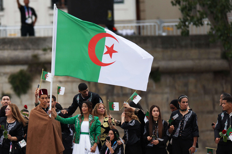 الوفد الأولمبي الجزائري يلقي وروداً في السين تكريماً لضحايا تظاهرات الاستقلال في 1961
