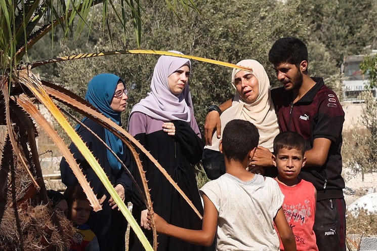 مشاهد مفزعة.. استشهاد 8 فلسطينيين بقصف إسرائيلي استهدف سيارة مدنية وسط غزة