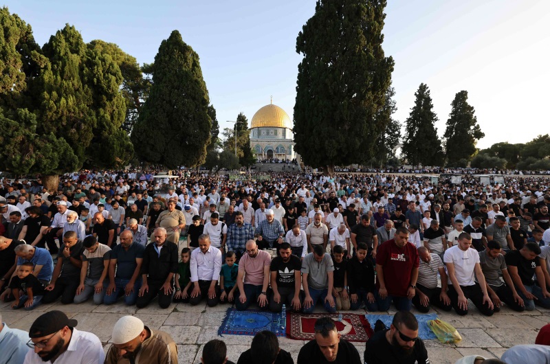 شرطة الاحتلال تمنع مئات الفلسطينيين من أداء صلاة الجمعة بالمسجد الأقصى- (فيديوهات)