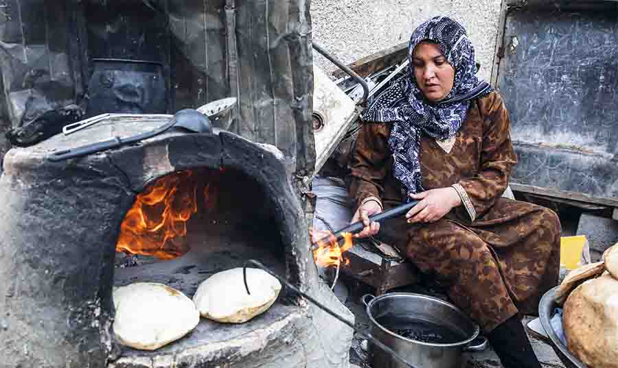 غزة: نازحات يجبرن على العمل في مهن شاقة لتوفير الطعام