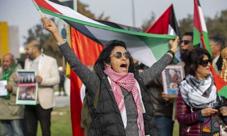 تونس.. عشرات في وقفة منددة بـ”الصمت الدولي” تجاه جرائم إسرائيل بغزة
