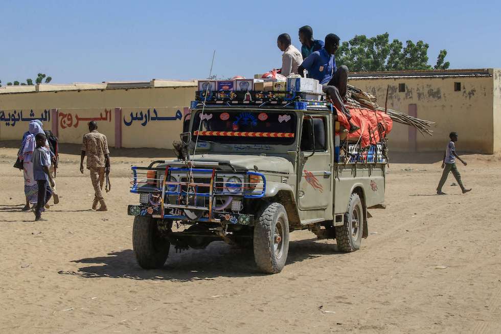 ناشطون سودانيون: 20 قتيلا بقصف قوات الدعم السريع مخيما للنازحين بالفاشر 