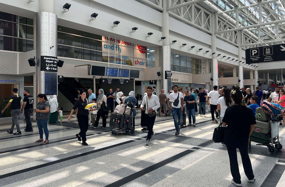 السفارة الأمريكية بلبنان تدعو الأمريكيين لحجز “أي بطاقة سفر متاحة” للمغادرة