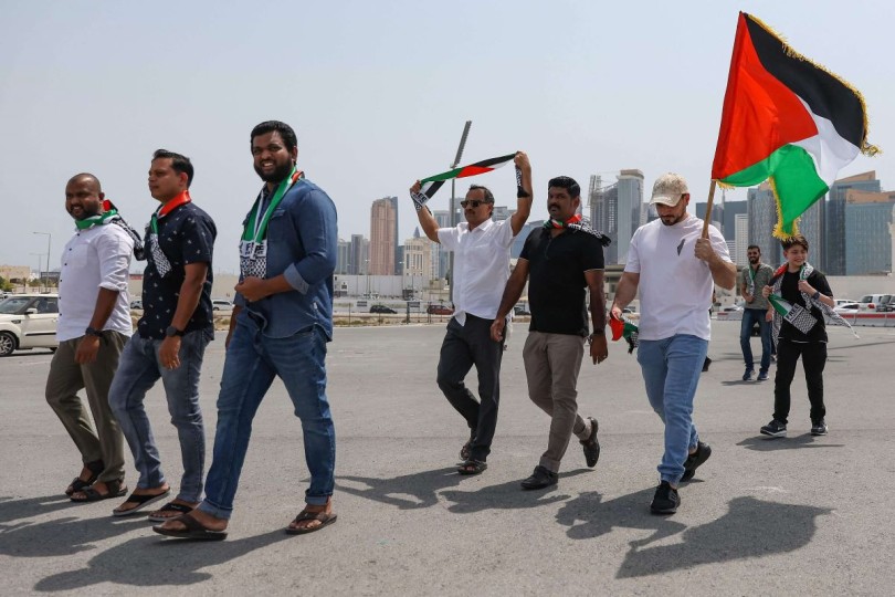 الكوفية والراية الفلسطينية تشغلان ساحات مسجد الدولة في قطر قبيل صلاة جنازة إسماعيل هنية‎