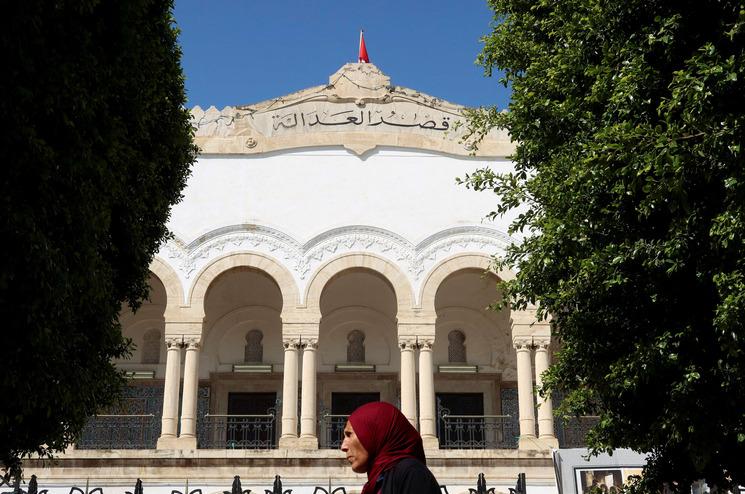 محكمة تونسية تقرر سجن 4 مرشحين محتملين لانتخابات الرئاسة وتمنعهم من الترشح