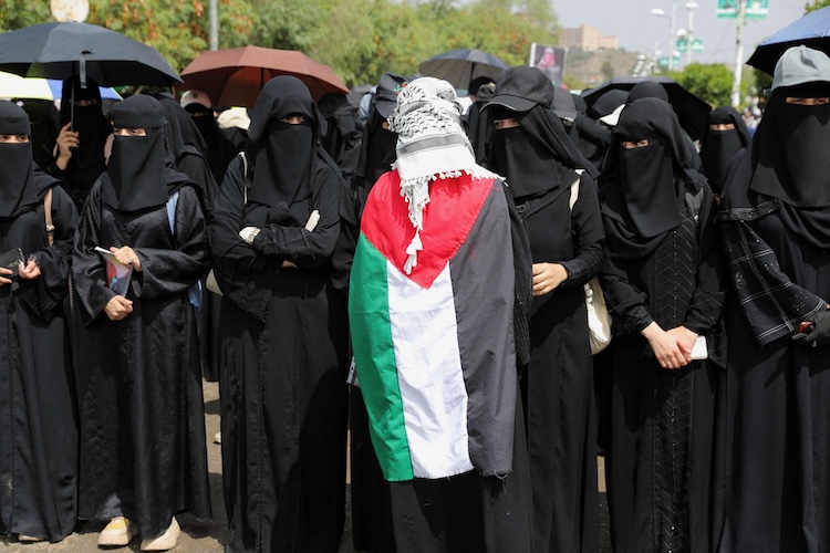 اليمن.. فعاليات احتجاجية تنديدا بمجزرة مدرسة “التابعين” في غزة