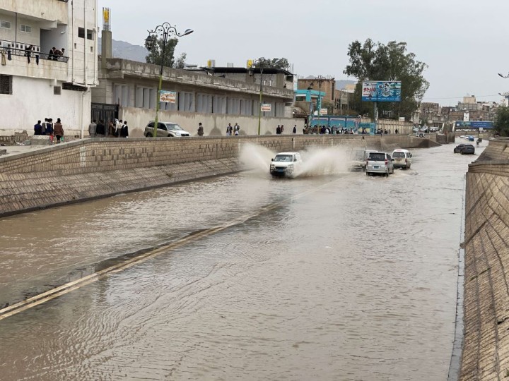 12 قتيلا وأكثر من 20 مفقودا إثر فيضانات في غرب اليمن 