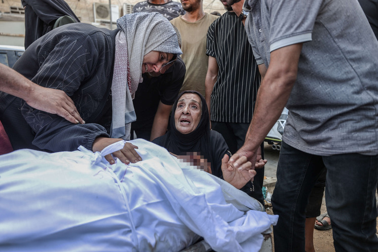 مشاهد مؤلمة.. استشهاد 27 فلسطينيا بينهم نساء وأطفال منذ صباح الخميس بقصف إسرائيلي على منازل مأهولة في قطاع غزة- (فيديوهات)