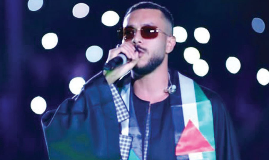 المغني «ويجز» يلهب مهرجان صيف بنغازي متوشحا العلم الفلسطيني
