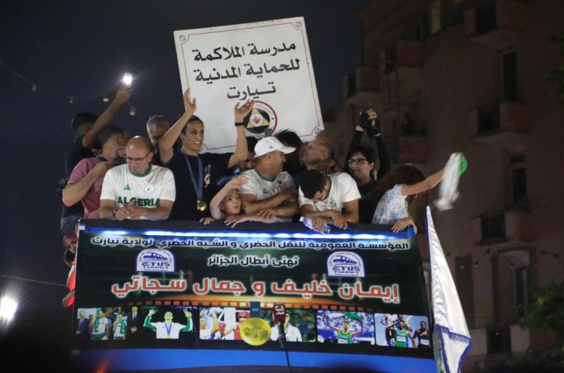 استقبال الأبطال للملاكمة الجزائرية إيمان خليف في مسقط رأسها بعد ذهبيتها في أولمبياد باريس- (فيديوهات وصور)