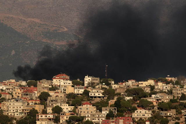 40 غارة إسرائيلية على جنوب لبنان في أعنف هجوم منذ بدء المواجهات.. وحزب الله يقول إنه بدأ هجوما ردا على اغتيال شكر